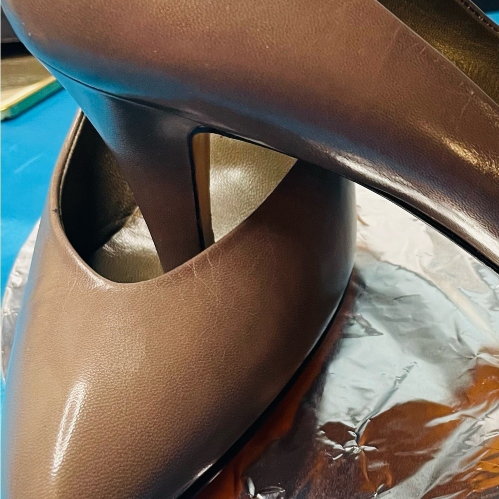 VINTAGE NWOT Yves Saint Laurent Taupe Leather Pumps - Picture 5 of 14